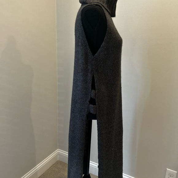 RD Style Turtle Neck no Sleeves with side slits. Size M - Picture 2 of 5